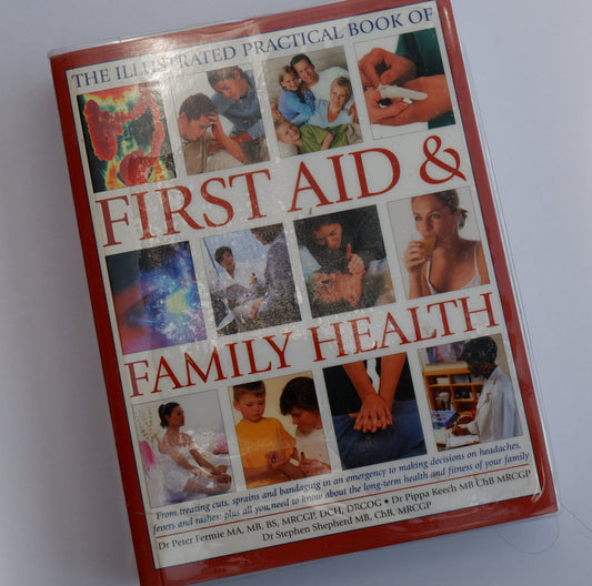 The Illustrated Practical Book of family Health and First Aid - Dr Peter Fermie